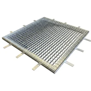 Grille de cour anglaise à mailles 30x30 sur-mesure | Grille caillebotis acier galvanisé